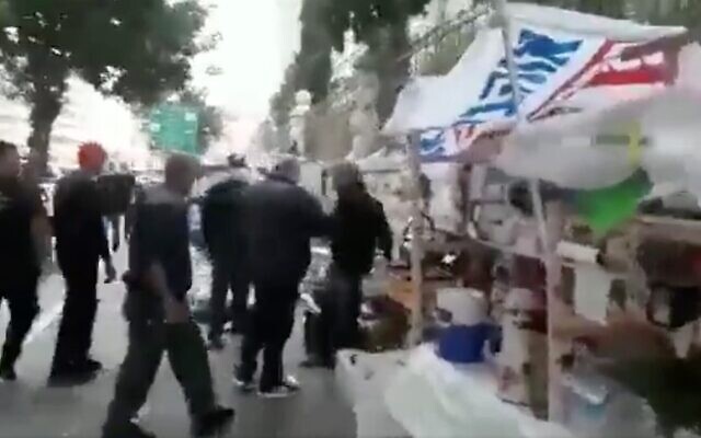 Capture d'écran d'une vidéo montrant des employés municipaux dispersant un camp de protestation situé aux abords de la résidence du Premier ministre à Jérusalem, le 12 juillet 2020 (Capture d'écran : Twitter)