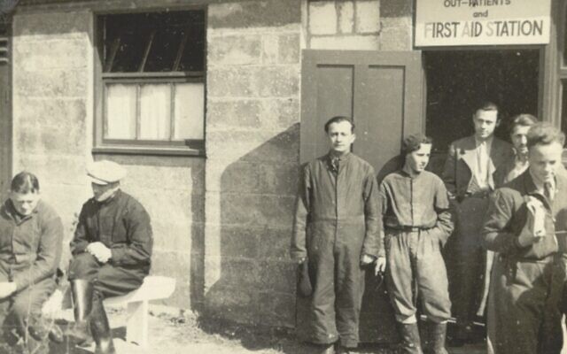Des résidents aux abords du premier bâtiment du Kitchener Camp, en 1939 ou en 1940. (Crédit : Wiener Holocaust Library Collections)