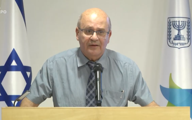 Le directeur-général du ministère de la Santé Chezy Levy pendant une conférence de presse au ministère de la Santé de Jérusalem, le 13 juillet 2020 (Capture d'écran/YouTube) Le directeur-général du ministère de la Santé Chezy Levy pendant une conférence de presse au ministère de la Santé de Jérusalem, le 13 juillet 2020 (Capture d'écran/YouTube)