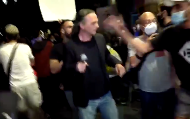 Des manifestants Anti-Netanyahu s'en prennent au journaliste de la Treizième chaîne Avishay Ben Haim sur le terrain pour couvrir les manifestations appelant à la démission du Premier ministre devant sa résidence officielle, le 14 juillet 2020. (Capture écran/Twitter) Des manifestants Anti-Netanyahu s'en prennent au journaliste de la Treizième chaîne Avishay Ben Haim sur le terrain pour couvrir les manifestations appelant à la démission du Premier ministre devant sa résidence officielle, le 14 juillet 2020. (Capture écran/Twitter)