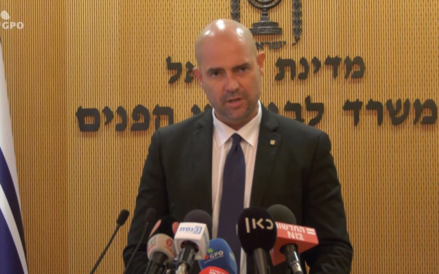 Le ministre de la Sécurité intérieure Amir Ohana pendant une conférence de presse au ministère de la Sécurité intérieure, le 15 juillet 2020 (Capture d'écran/YouTube)
