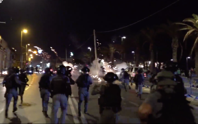 La police se prépare à affronter des manifestants à Jaffa, le 19 juillet 2020 (Crédit : Police israélienne)