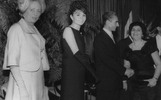La mère d'Esther Amini, Hana (à droite), serrant la main du Shah d'Iran Mohammad Reza Pahlavi lors d'une réception pour le Shah et l'impératrice Farah Diba, au Waldorf Astoria, à New York, en 1962. (Crédit : Autorisation)