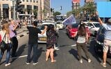 Des travailleurs sociaux bloquent le carrefour Azrieli à Tel Aviv pour protester contre leurs conditions de travail, le 2 juillet 2020. (Union israélienne des travailleurs sociaux)