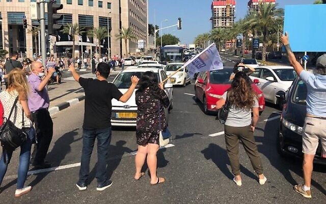 Des travailleurs sociaux bloquent le carrefour Azrieli à Tel Aviv pour protester contre leurs conditions de travail, le 2 juillet 2020. (Union israélienne des travailleurs sociaux) Des travailleurs sociaux bloquent le carrefour Azrieli à Tel Aviv pour protester contre leurs conditions de travail, le 2 juillet 2020. (Union israélienne des travailleurs sociaux)