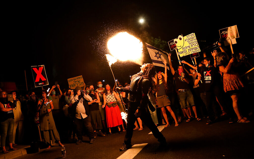 Des manifestants protestent devant la résidence officielle du Premier ministre Benjamin Netanyahu à Jérusalem, le 16 juillet 2020. (Crédit : Olivier Fitoussi/Flash90)