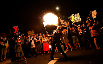Des manifestants protestent devant la résidence officielle du Premier ministre Benjamin Netanyahu à Jérusalem, le 16 juillet 2020. (Crédit : Olivier Fitoussi/Flash90) Des manifestants protestent devant la résidence officielle du Premier ministre Benjamin Netanyahu à Jérusalem, le 16 juillet 2020. (Crédit : Olivier Fitoussi/Flash90)