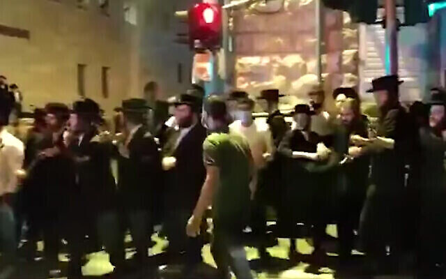 Des ultra-orthodoxes affrontent la police à Jérusalem en raison de l'arrestation d'un étudiant de yeshiva, le 22 juillet 2020. (Capture écran/YouTube) Des ultra-orthodoxes affrontent la police à Jérusalem en raison de l'arrestation d'un étudiant de yeshiva, le 22 juillet 2020. (Capture écran/YouTube)