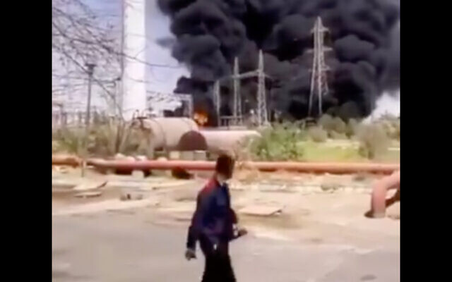 Image d'une vidéo qui montre un incendie qui aurait été causé par une explosion dans la centrale électrique d'Ahvaz, en Iran, le 4 juillet 2020. (Crédit : Capture d'écran/Twitter) Image d'une vidéo qui montre un incendie qui aurait été causé par une explosion dans la centrale électrique d'Ahvaz, en Iran, le 4 juillet 2020. (Crédit : Capture d'écran/Twitter)
