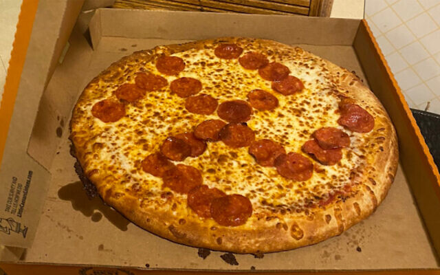 Une pizza Little Caesars avec une croix gammée en chorizo livrée à un couple de l'Ohio, le 28 juin 2020 (Crédit : Misty Laska/Twitter via JTA)