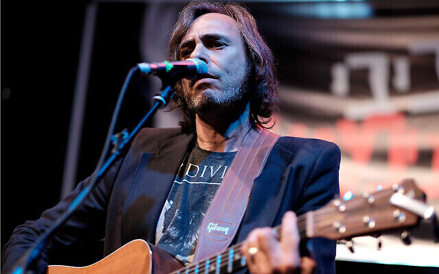 Le musicien israélien Hemi Rudner en concert à Tel Aviv, le 22 mai 2016. (Crédit : Tomer Neuberg/Flash90) Le musicien israélien Hemi Rudner en concert à Tel Aviv, le 22 mai 2016. (Crédit : Tomer Neuberg/Flash90)