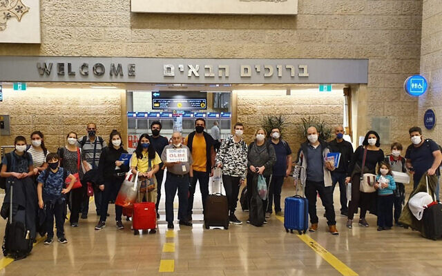 Un groupe de 23 Brésiliens immigrant en Israël via l'Ethiopie, au mois de mai 2020. (Crédit : ONG Olim do Brasil via JTA) Un groupe de 23 Brésiliens immigrant en Israël via l'Ethiopie, au mois de mai 2020. (Crédit : ONG Olim do Brasil via JTA)