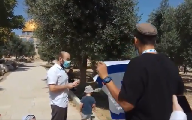 Un activiste juif brandit un drapeau israélien dans l'enceinte du mont du Temple à Tisha BeAv, le 30 juillet 2020. (Capture d'écran : Twitter) Un activiste juif brandit un drapeau israélien dans l'enceinte du mont du Temple à Tisha BeAv, le 30 juillet 2020. (Capture d'écran : Twitter)