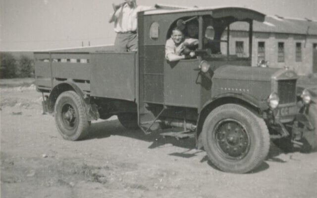 Victor Cohn dans un camion au Kitchener Camp. (Autorisation/ famille de Victor Cohn)