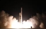 Illustration : Le satellite de reconnaissance israélien Ofek-16 décollant du centre d'Israël, le 6 juillet 2020. (Crédit : Ministère de la Défense)