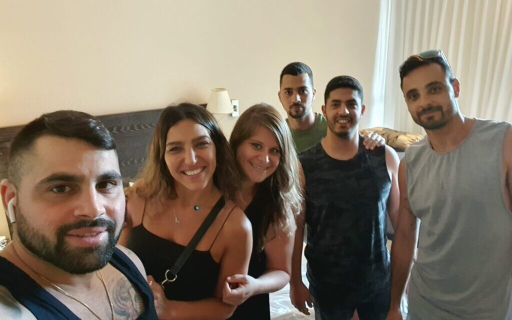Un groupe de malades du coronavirus devenu des amis en séjour à l'hôtel Nahariya Carlton, maison de convalescence financée par le gouvernement, au cours de la crise de la COVID19  (Autorisation : Bar Sheffer)