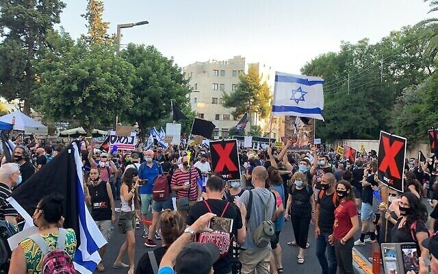 Les Israéliens protestent contre le Premier ministre Benjamin Netanyahu aux abords de sa résidence officielle à Jérusalem, le 14 juillet 2020 (Crédit : Mouvement drapeau noir)
