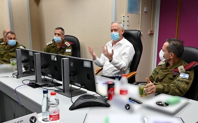 De gauche à droite, le chef des renseignements militaires, le général de division Tamir Hayman ; le chef d'Etat-major de Tsahal Aviv Kohavi, le ministre de la Défense Benny Gantz et le chef du Commandement du nord, le général de division Amir Baram, se rencontrent au siège du Commandement du nord, à Safed, le 26 juillet 2020 (Crédit : Ariel Hermoni/ ministère de la Défense) De gauche à droite, le chef des renseignements militaires, le général de division Tamir Hayman ; le chef d'Etat-major de Tsahal Aviv Kohavi, le ministre de la Défense Benny Gantz et le chef du Commandement du nord, le général de division Amir Baram, se rencontrent au siège du Commandement du nord, à Safed, le 26 juillet 2020 (Crédit : Ariel Hermoni/ ministère de la Défense)