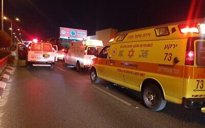 Une ambulance du Magen David Adom sur les lieux d'un accident de la route à Bnei Brak, le 30 juillet 2020. (Crédit : MDA)