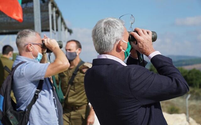 Des diplomates étrangers visitent la frontière nord d'Israël avec le Liban alors qu'Israël appelle à renforcer le mandat de la force de maintien de la paix de l'ONU, la FINUL, le 10 juillet 2020. (Porte-parole de Tsahal) Des diplomates étrangers visitent la frontière nord d'Israël avec le Liban alors qu'Israël appelle à renforcer le mandat de la force de maintien de la paix de l'ONU, la FINUL, le 10 juillet 2020. (Porte-parole de Tsahal)