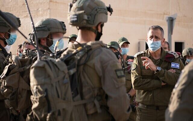 Le chef d'état-major de l'armée israélienne, Aviv Kohavi, (à droite), parle aux soldats de l'unité fantôme de l'armée israélienne alors qu'ils participent à un exercice d'entraînement d'une semaine, en juillet 2020. (Armée israélienne)