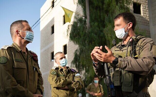 Le chef d'état-major de l'armée israélienne, Aviv Kohavi, (à gauche), parle aux soldats de l'unité fantôme de Tsahal alors qu'ils participent à un exercice d'entraînement d'une semaine en juillet 2020. (Armée israélienne)