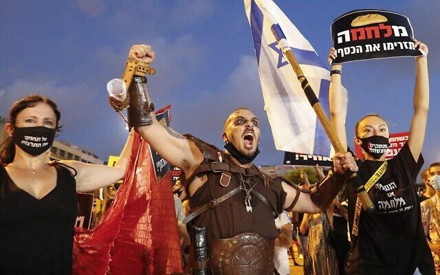 Des Israéliens protestent sur la place Rabin de Tel Aviv contre les politiques économiques du gouvernement lors de l'épidémie de coronavirus, le 11 juillet 2020. (Jack Guez/AFP) Des Israéliens protestent sur la place Rabin de Tel Aviv contre les politiques économiques du gouvernement lors de l'épidémie de coronavirus, le 11 juillet 2020. (Jack Guez/AFP)