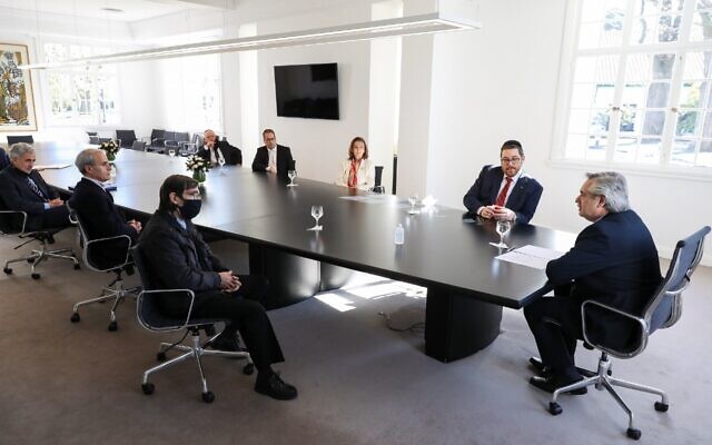 Le président argentin Alberto Fernandez, à droite, rencontre le chef du groupe juif AMIA et le père d'une victime de l'attentat à la bombe de l'AMIA à Buenos Aires, le 14 juillet 2020. (Autorisation AMIA/ via JTA)