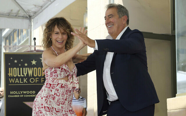 Jennifer Grey, à gauche, et Kenny Ortega 
dansent ensemble lors d'une cérémonie en l'honneur de  Kenny Ortega pour son étoile sur le Walk of Fame d'Hollywood le 24 juillet 2019 à Los Angeles. (Photo par Willy Sanjuan/Invision/AP)