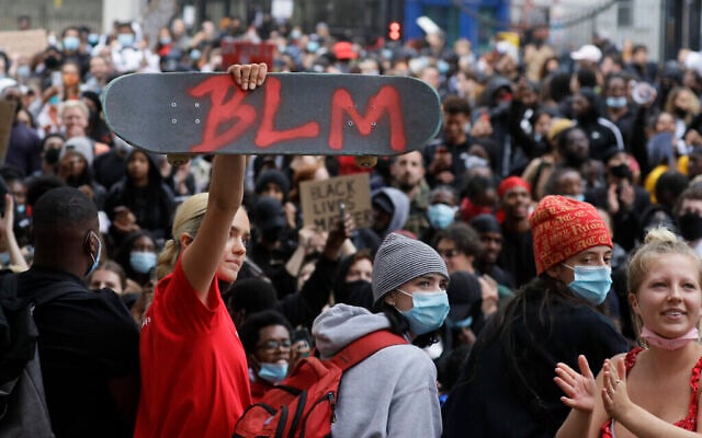 Un manifestant tient une planche de skateboard avec les initiales de Black Lives Matter à Londres, le mercredi 3 juin 2020 lors d'une manifestation après la mort de George Floyd, un homme noir qui es mort après avoir été maîtrisé par des officiers de police à Minneapolis le 25 mai. (AP Photo/Kirsty Wigglesworth) Un manifestant tient une planche de skateboard avec les initiales de Black Lives Matter à Londres, le mercredi 3 juin 2020 lors d'une manifestation après la mort de George Floyd, un homme noir qui es mort après avoir été maîtrisé par des officiers de police à Minneapolis le 25 mai. (AP Photo/Kirsty Wigglesworth)