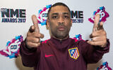 Wiley pose pour les photographes à son arrivée au NME music awards 2017 à Londres, le mercredi 15 février 2017. (Photo par Vianney Le Caer/Invision/AP)