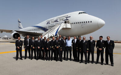 Des pilotes israéliens de la compagnie aérienne El Al à l'aéroport, le 20 avril 2020. (Yaakov Naumi/Flash90)