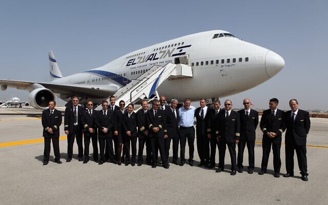 Des pilotes israéliens de la compagnie aérienne El Al à l'aéroport, le 20 avril 2020. (Yaakov Naumi/Flash90)