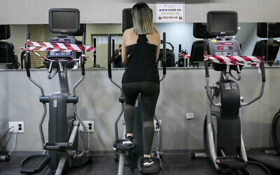 Une femme fait du sport au club de fitness Mati de Malha à Jérusalem, le 11 mai 2020. (Olivier Fitoussi/Flash90)