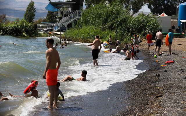 La population profite des plages du Lac de Tibériade, le 19 juin 2020. (David Cohen/Flash90)