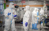 Le personnel du centre médical Sheba dans le service d'isolement du coronavirus à Ramat Gan, le 30 juin 2020. (Yossi Zeliger/Flash90)