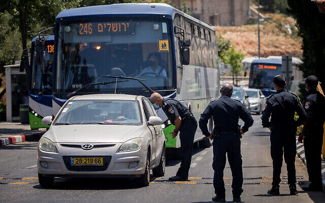 La police installe des barrages routiers dans l'implantation ultra-orthodoxe de Beitar Illit, le 8 juillet 2020. (Yonatan Sindel/Flash90)
