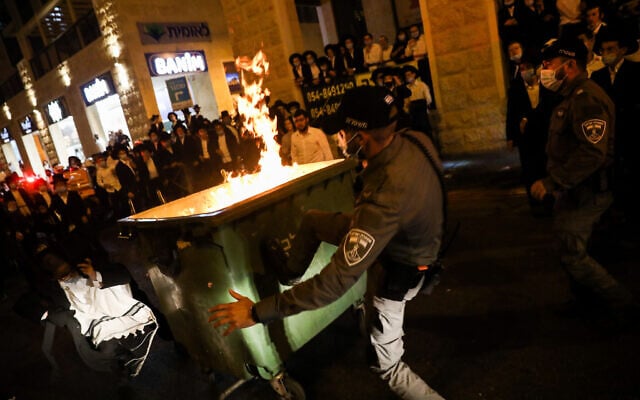 Officiers de la police aux frontières s'opposent aux Juifs ultra-orthodoxes lors d'une manifestation contre la fermeture des quartiers Romema et Kiryat Belz de Jérusalem, le 13 juillet 2020. (Olivier Fitoussi/Flash90) Officiers de la police aux frontières s'opposent aux Juifs ultra-orthodoxes lors d'une manifestation contre la fermeture des quartiers Romema et Kiryat Belz de Jérusalem, le 13 juillet 2020. (Olivier Fitoussi/Flash90)