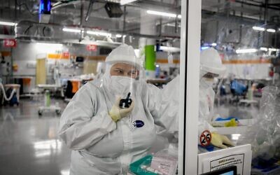 Le personnel du centre médical Sheba dans le département isolé du coronavirus à à l'hôpital de Ramat Gan, le 20 juillet 2020. (Yossi Zeliger/Flash90)