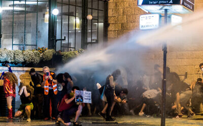 La police israélienne utilise un canon à eau pour disperser des manifestants lors d'une protestation contre le Premier ministre Benjamin Netanyahu devant la résidence du Premier ministre à Jérusalem, le 23 juillet 2020. (Photo par Noam Revkin Fenton/Flash90)