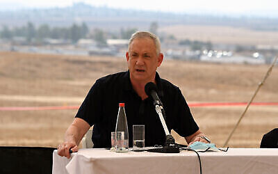 Le ministre de la Défense Benny Gantz visite le site retenu pour une base du renseignement militaire qui sera construite dans le sud d'Israël. (Ariel Hermoni / Ministère de la Défense)
