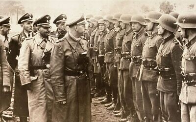 Heinrich Himmler, au centre, passe en revue les soldats volontaires SS de Galice de la division d'infanterie, le 3 juin 1944.(AP/US Holocaust Memorial Museum, Autorisation: Atlantic Foto Verlag Berlin)