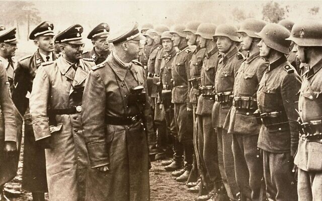 Heinrich Himmler, au centre, passe en revue les soldats volontaires SS de Galice de la division d'infanterie, le 3 juin 1944.(AP/US Holocaust Memorial Museum, Autorisation: Atlantic Foto Verlag Berlin) Heinrich Himmler, au centre, passe en revue les soldats volontaires SS de Galice de la division d'infanterie, le 3 juin 1944.(AP/US Holocaust Memorial Museum, Autorisation: Atlantic Foto Verlag Berlin)