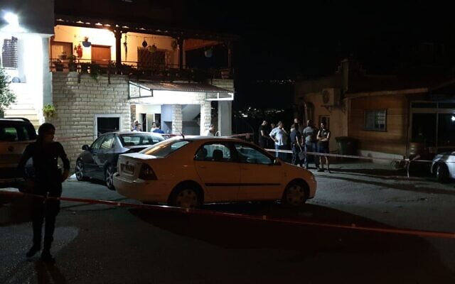 La scène où un homme a été abattu et quatre blessés dans la localité du nord d'Ibtin, le 18 juillet 2020. (Police israélienne) La scène où un homme a été abattu et quatre blessés dans la localité du nord d'Ibtin, le 18 juillet 2020. (Police israélienne)