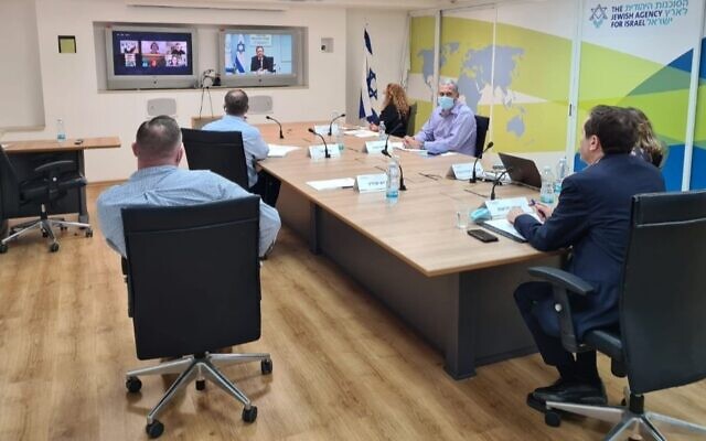 Des membres du personnel de l'Agence juive à Jérusalem lors d'un briefing sur les effets de la crise du coronavirus sur les communautés juives de la Diaspora, le 8 juillet 2020. (Autorisation : Agence juive)