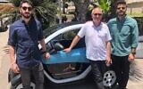 Slava Bronfman, PDG de Cybellum CEO, gauche à droite, avec Etienne Barbier, directeur au Laboratoire de l'Alliance d'innovation de Tel Aviv et Eldad Razielle, responsable de la sécurité informatique  au Laboratoire de l'Alliance d'innovation de Tel Aviv (Autorisation)