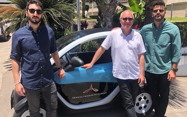 Slava Bronfman, PDG de Cybellum CEO, gauche à droite, avec Etienne Barbier, directeur au Laboratoire de l'Alliance d'innovation de Tel Aviv et Eldad Razielle, responsable de la sécurité informatique au Laboratoire de l'Alliance d'innovation de Tel Aviv (Autorisation) Slava Bronfman, PDG de Cybellum CEO, gauche à droite, avec Etienne Barbier, directeur au Laboratoire de l'Alliance d'innovation de Tel Aviv et Eldad Razielle, responsable de la sécurité informatique au Laboratoire de l'Alliance d'innovation de Tel Aviv (Autorisation)