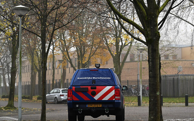 Une voiture appartenant aux forces hollandaises de sécurité garde les écoles juives Maimonides et Rosh Pina à Amsterdam, le 25 novembre 2019. (Cnaan Liphshiz)