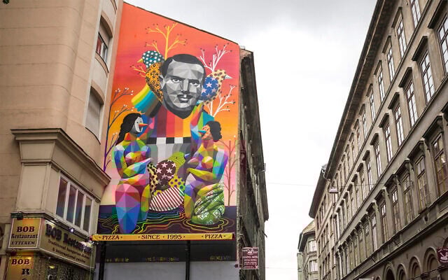 Une peinture murale rendant hommage au diplomate espagnol défunt Angel Sanz Briz à Budapest en Hongrie, le 13 octobre 2016. (Balazs Mohai/MTI via AP) Une peinture murale rendant hommage au diplomate espagnol défunt Angel Sanz Briz à Budapest en Hongrie, le 13 octobre 2016. (Balazs Mohai/MTI via AP)