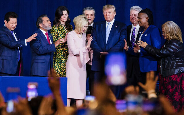 Des responsables religieux locaux prient aux côté du président américain Donald Trump au Ministère international du Roi Jésus lors d'un meeting "Évangéliques pour Trump" à Miami en Floride, el 3 janvier 2020. (Scott McIntyre/ Pour The Washington Post via Getty Images, JTA)